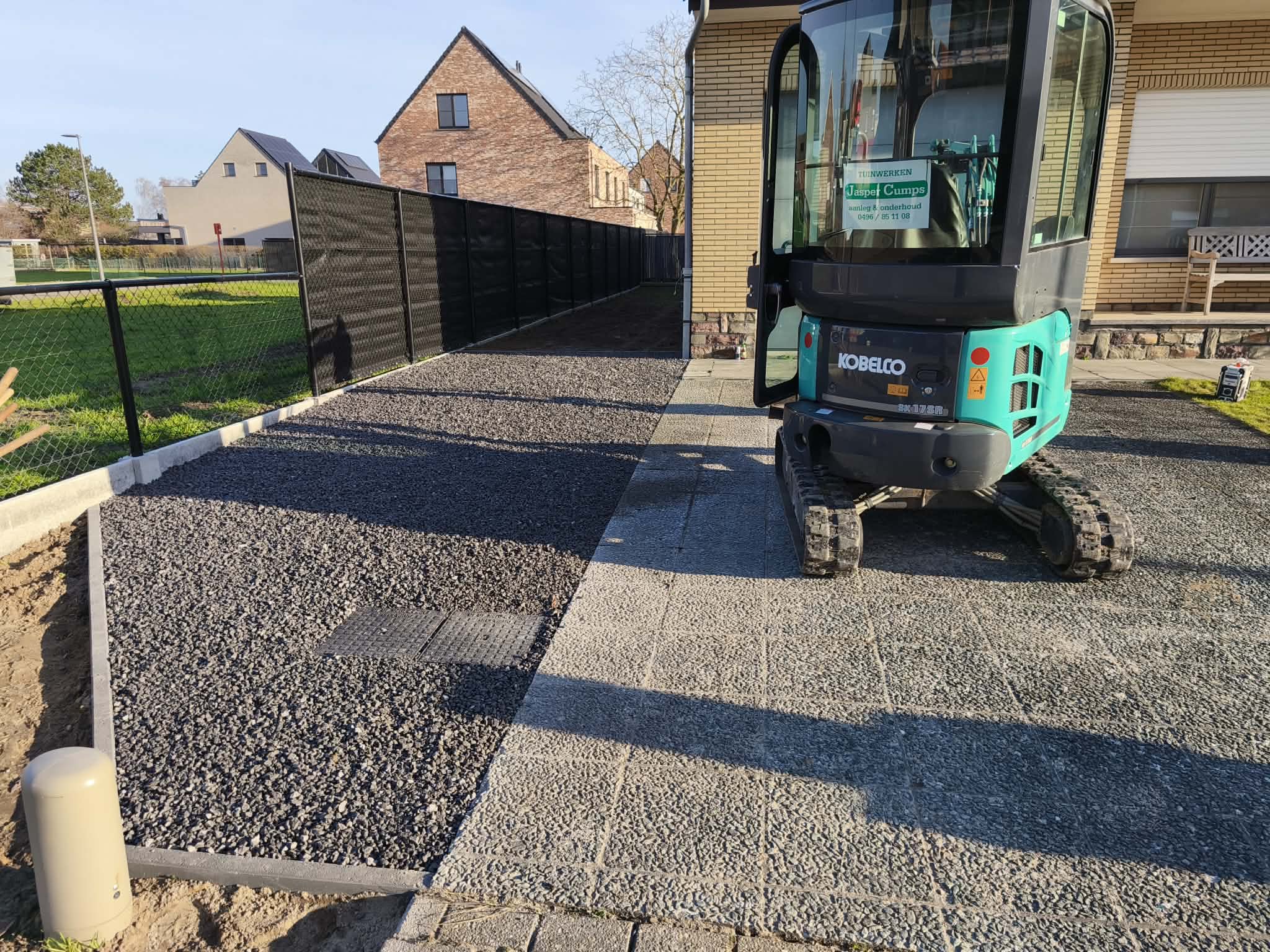 Professionele tuinaannemer aan het werk bij de aanleg van een weelderige tuin